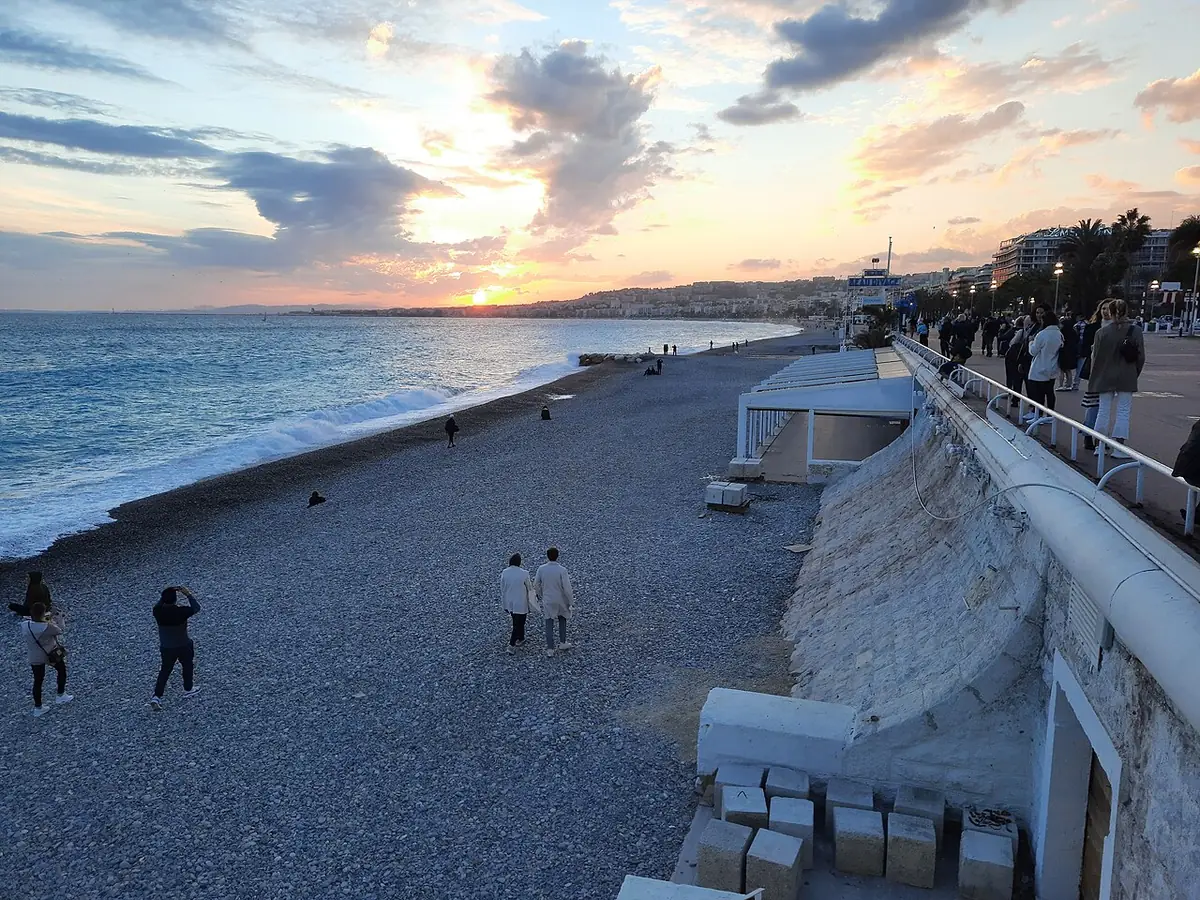 Coucher de soleil sur la mer depuis la plage de Nice
