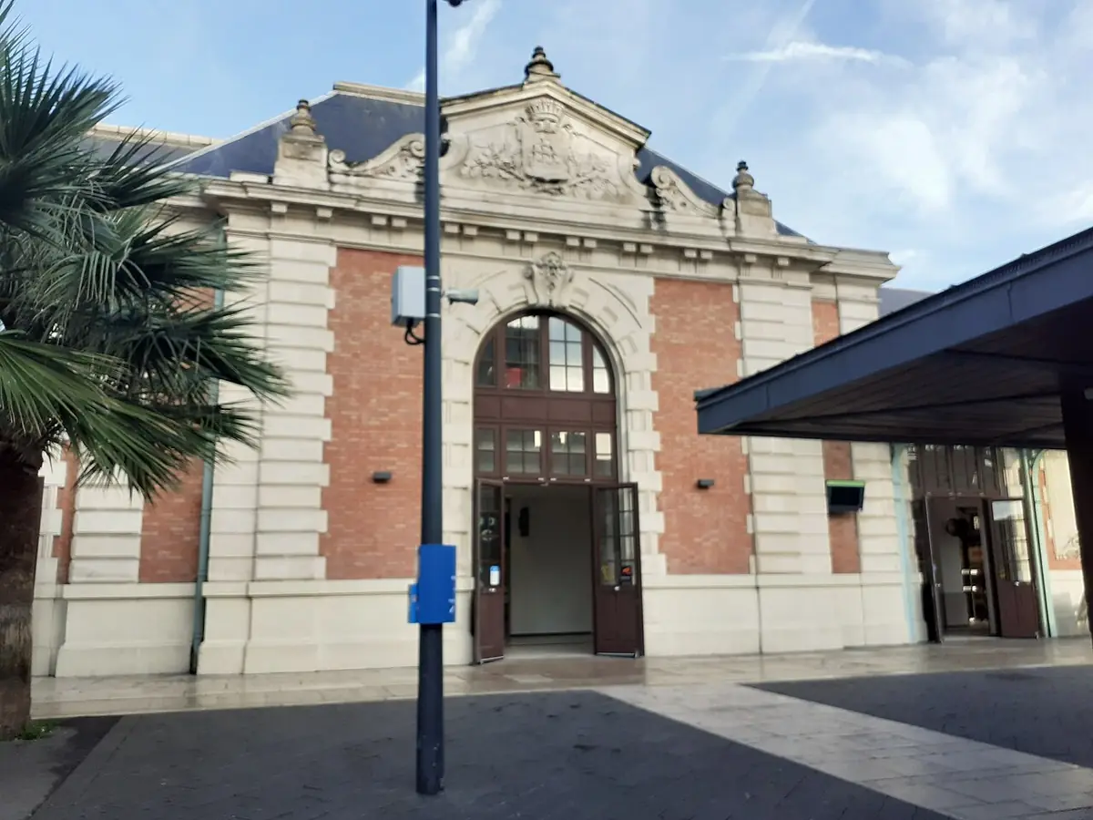 La gare de Nice-Ville, façade Belle Époque