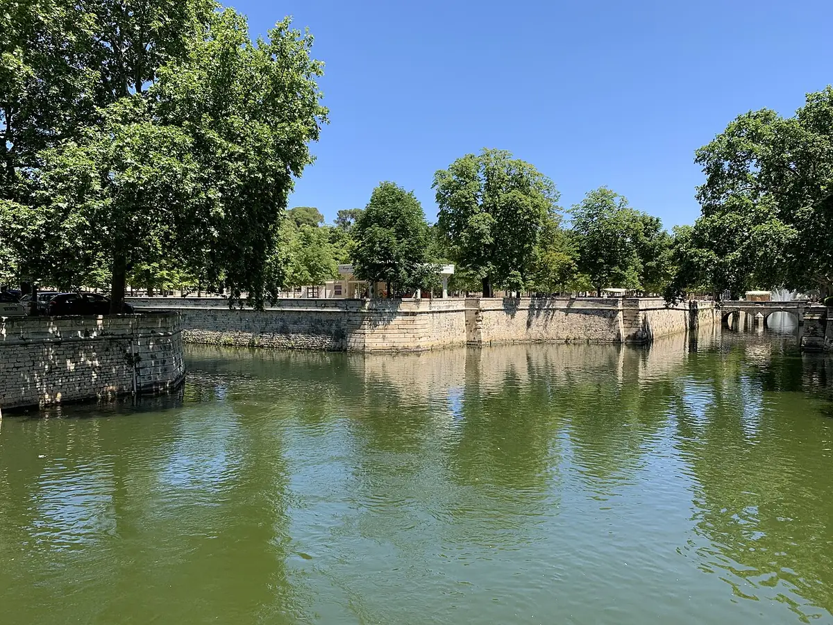 Le canal de la Fontaine bordé d’arbres à Nîmes