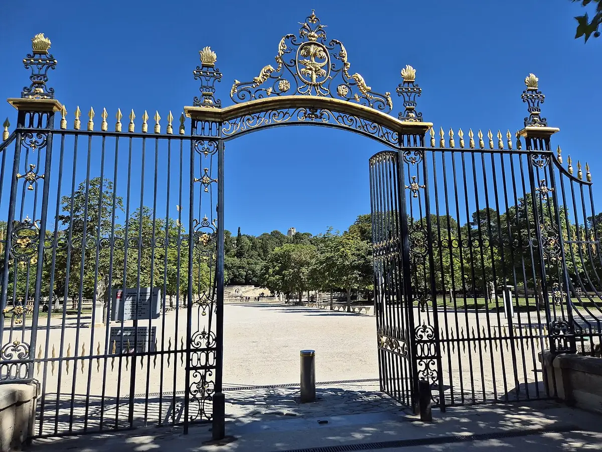 La grille d’entrée en fer forgé des Jardins de la Fontaine