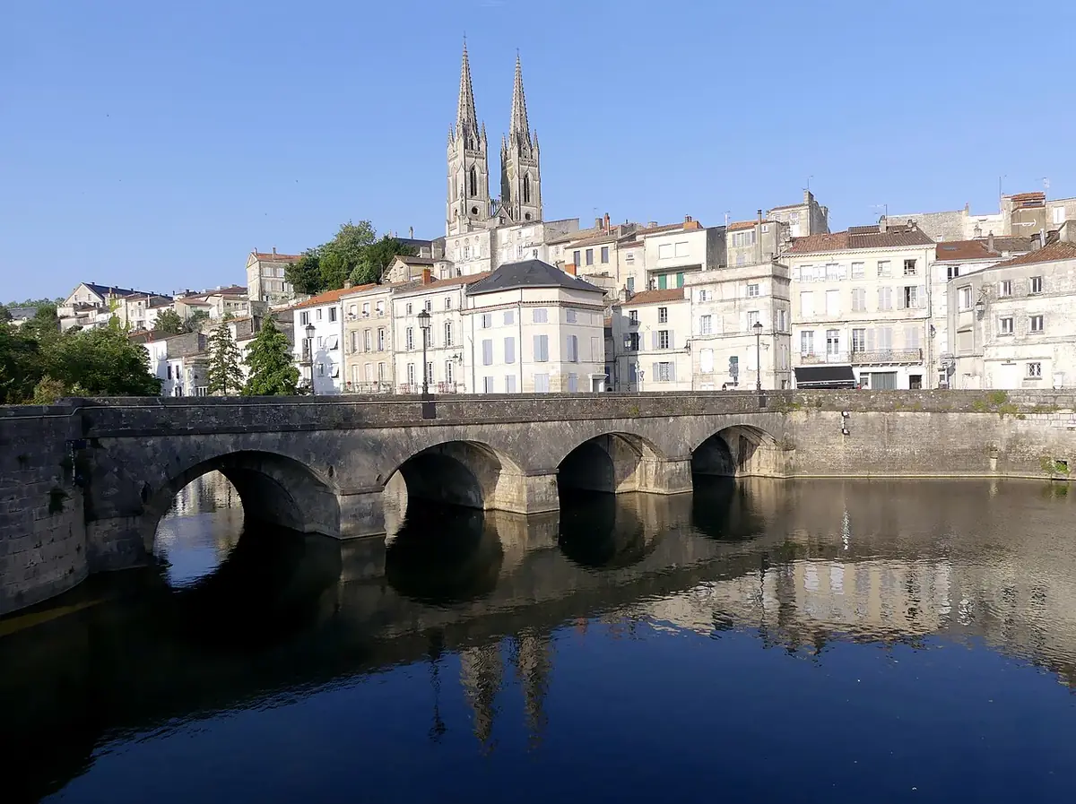 La Sèvre Niortaise et les Vieux Ponts à Niort, maisons et clochers d’église en arrière-plan