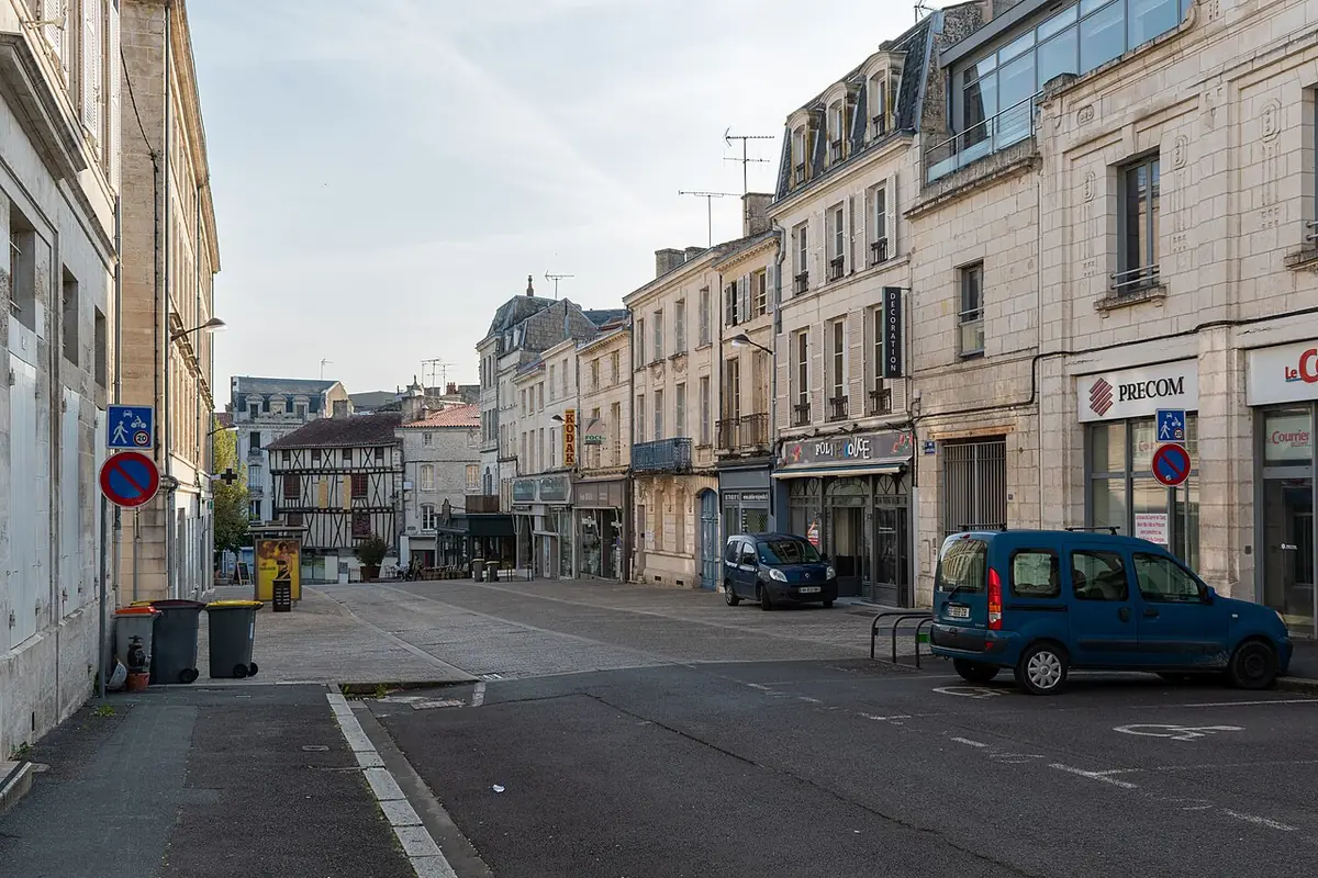 La rue de l’Hôtel-de-Ville à Niort, immeubles en pierre et commerces