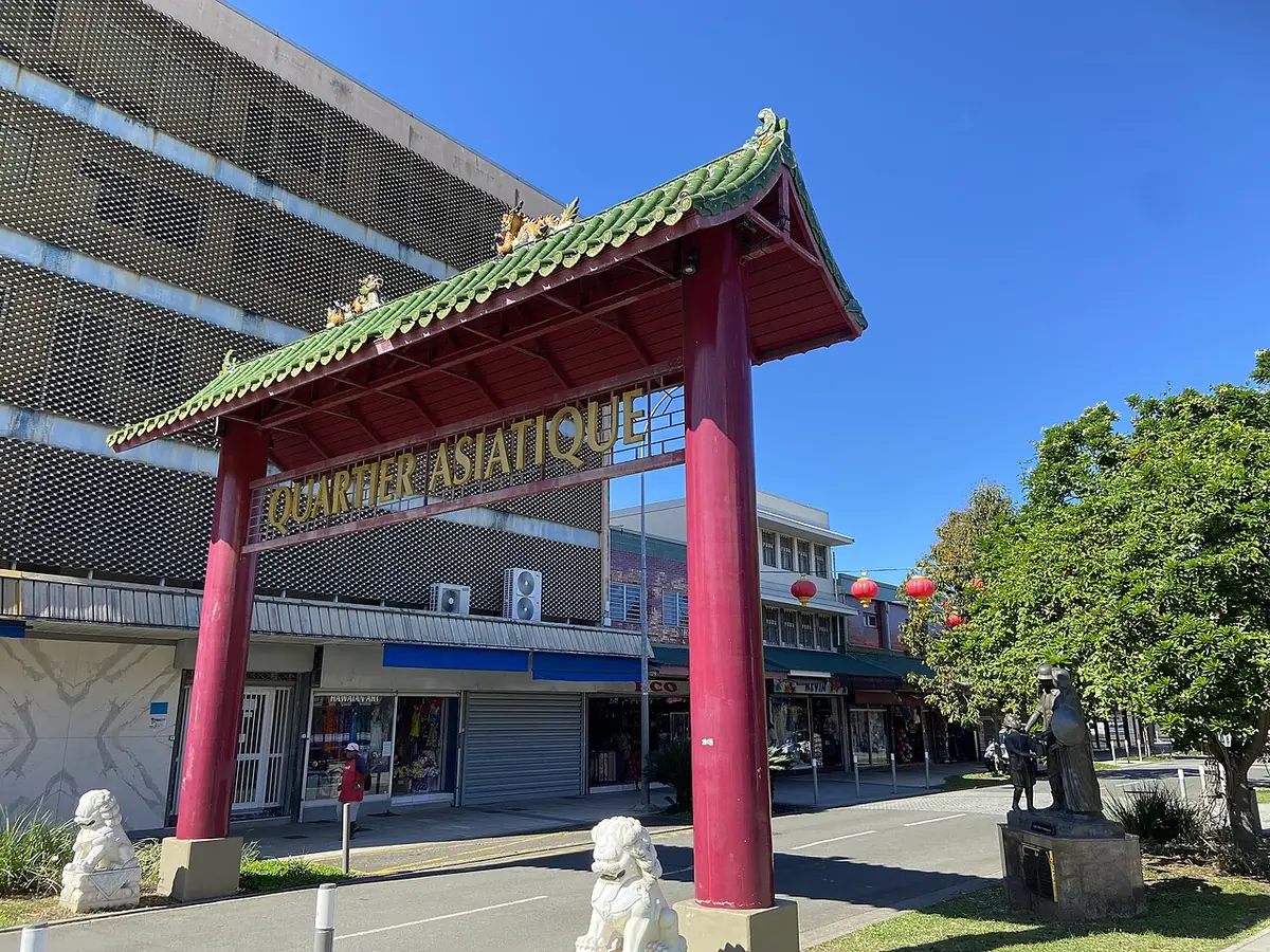 Un portail de style chinois à l’entrée du Quartier Asiatique de Nouméa