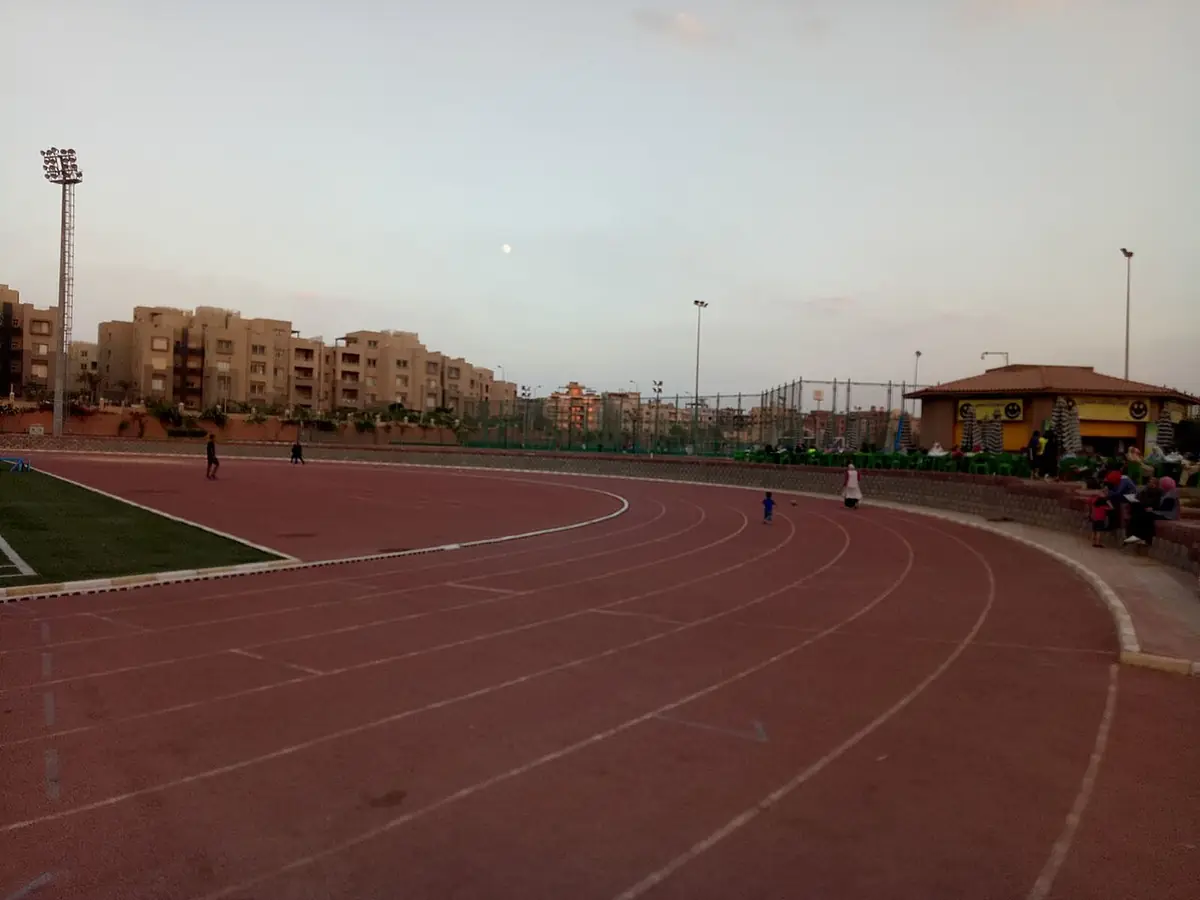 La piste d’athlétisme du club Nadi Al Zohour, immeubles résidentiels en arrière-plan
