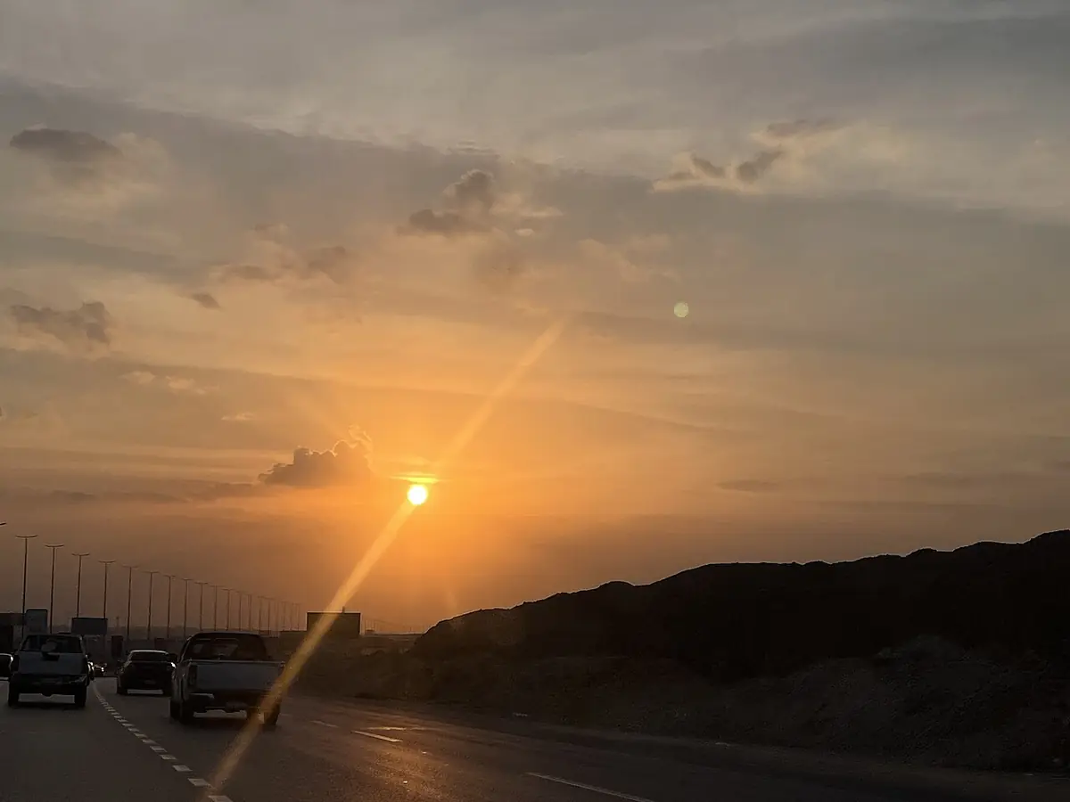 Coucher de soleil sur une route en périphérie de New Cairo