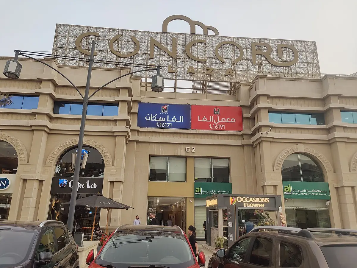 Le Concord Plaza Mall à New Cairo, façade moderne et parking