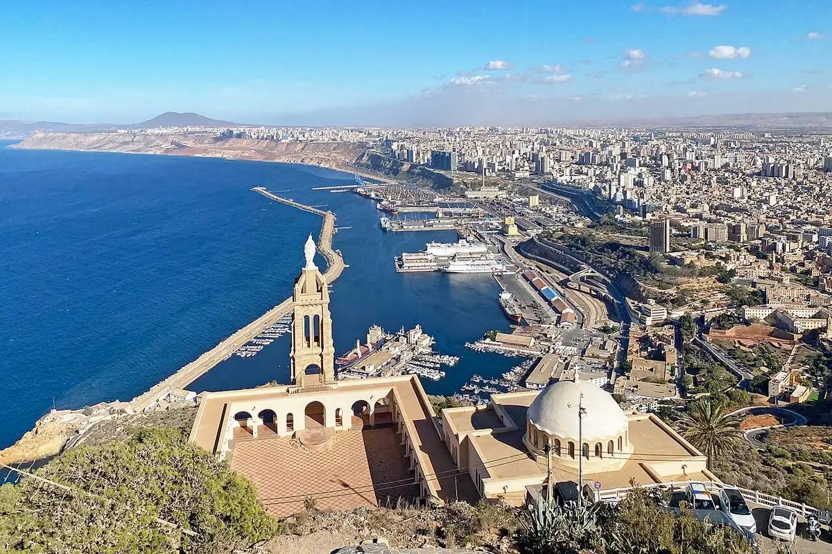 Vue panoramique sur Oran, son port et sa baie depuis les hauteurs de Santa Cruz