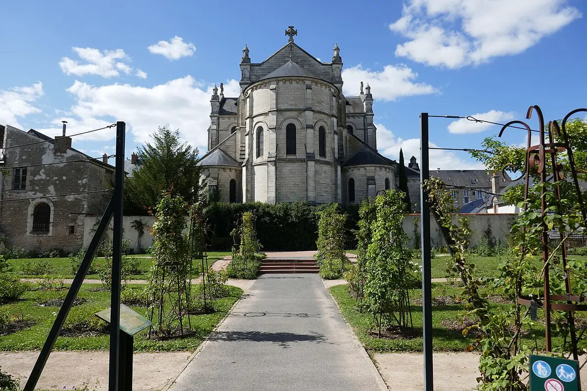 Allée de la roseraie Jean-Dupont à Orléans menant vers une église en pierre