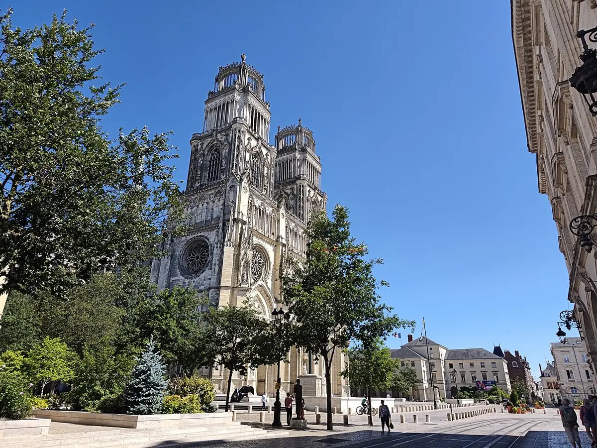 La cathédrale Sainte-Croix d’Orléans vue depuis la place Sainte-Croix arborée