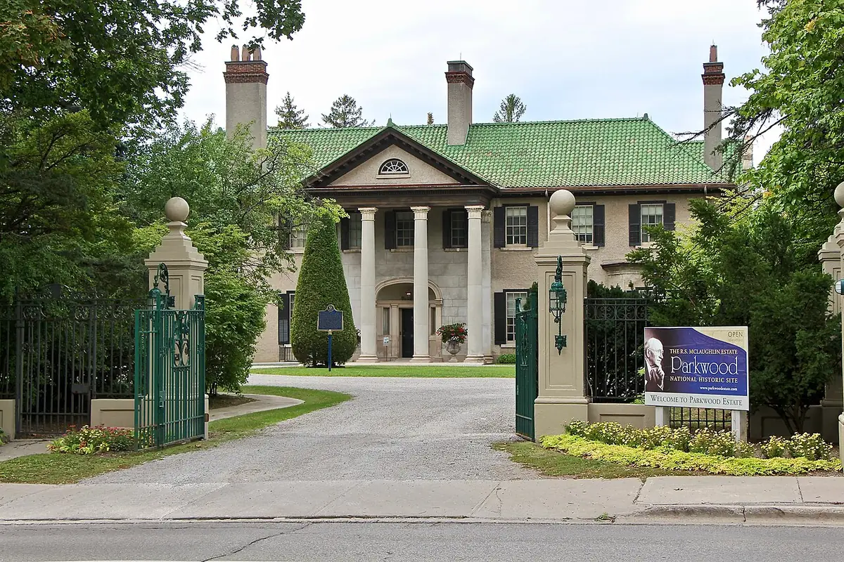 Entrée du domaine de Parkwood à Oshawa, grille et demeure à colonnes au fond