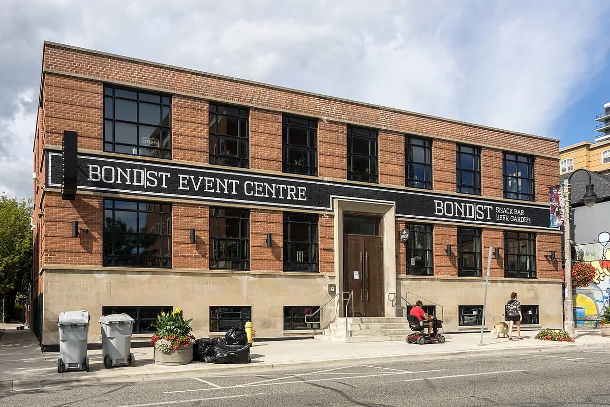 Le Bond Street Event Centre, bâtiment de brique à deux étages dans le centre d’Oshawa