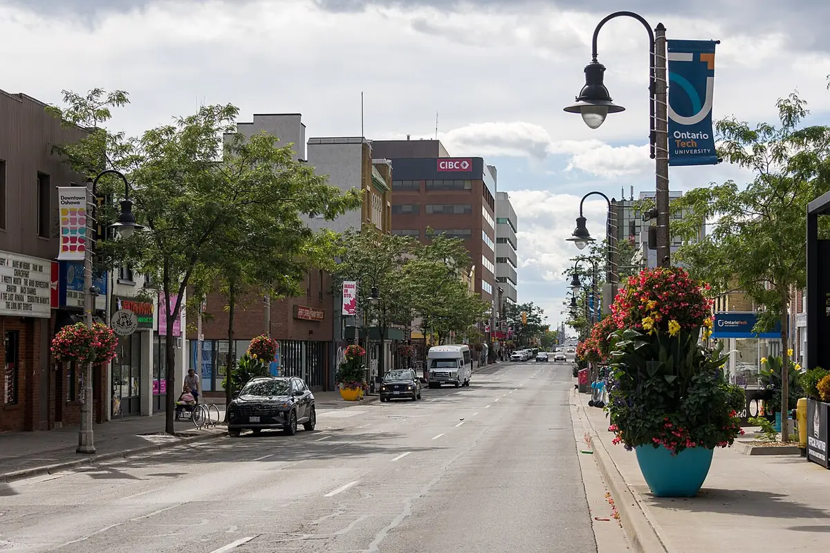 King Street dans le centre-ville d’Oshawa, commerces, arbres et lampadaires fleuris