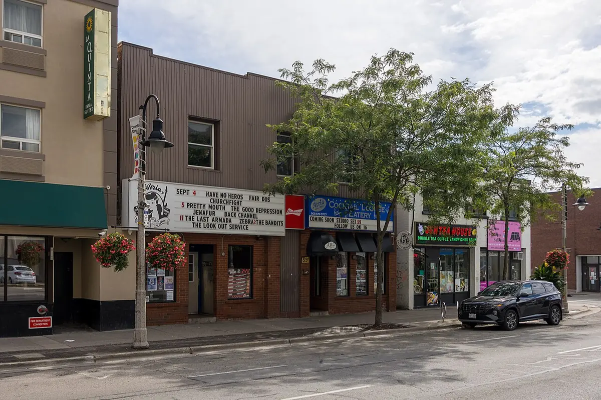 Façades de boutiques et enseignes le long d’une rue du centre-ville d’Oshawa