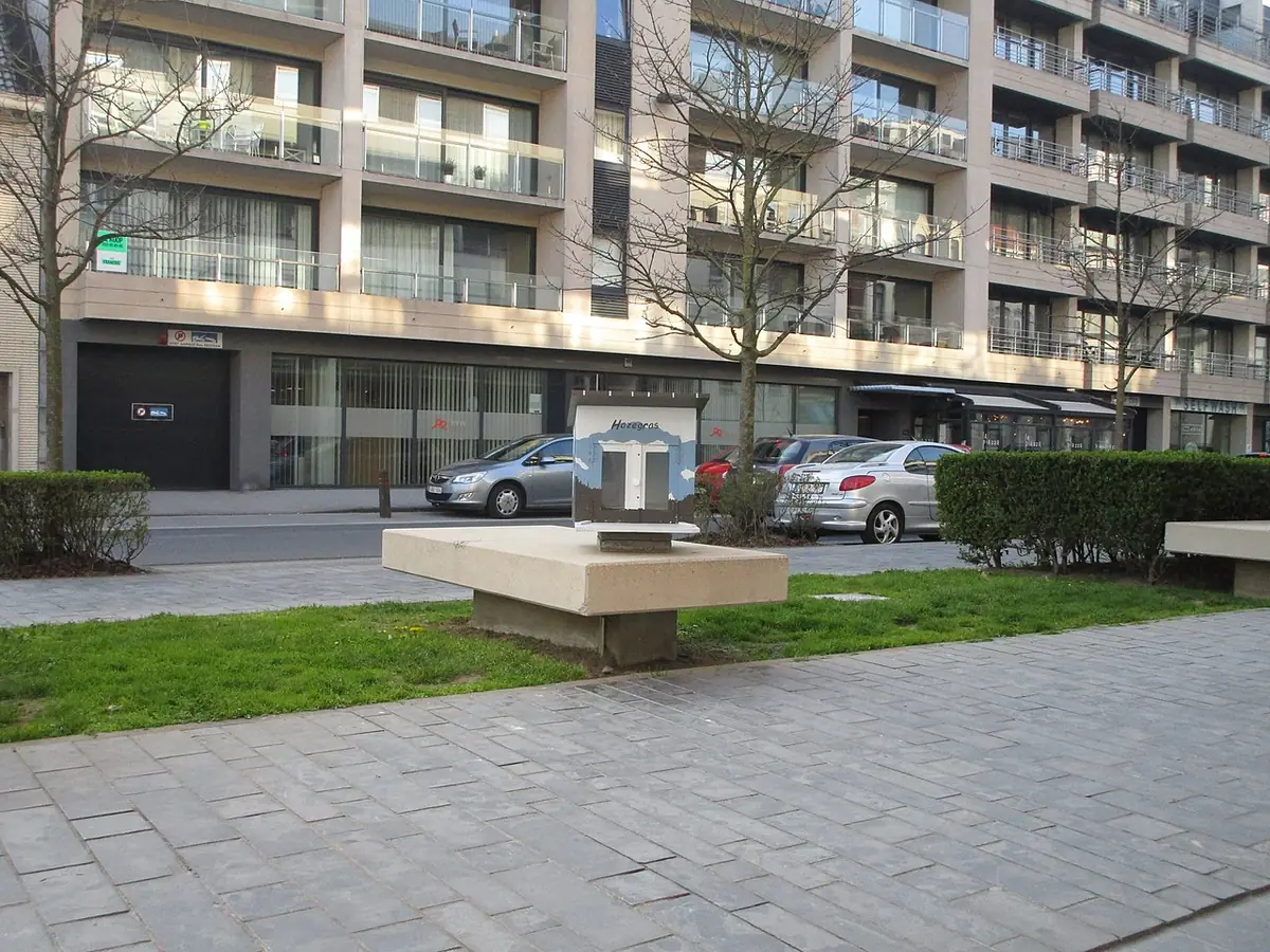 Immeubles résidentiels récents avec balcons autour d’une placette au Hazegras, Ostende