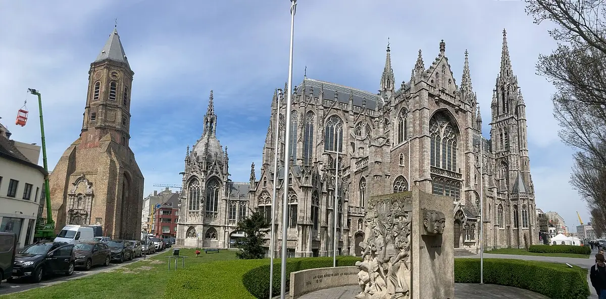 L’église Saints-Pierre-et-Paul d’Ostende et une vieille tour de brique, voitures garées à gauche