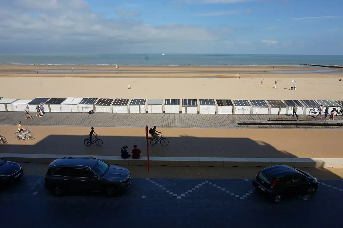 La digue d’Ostende et sa large plage de sable, cabines alignées face à la mer