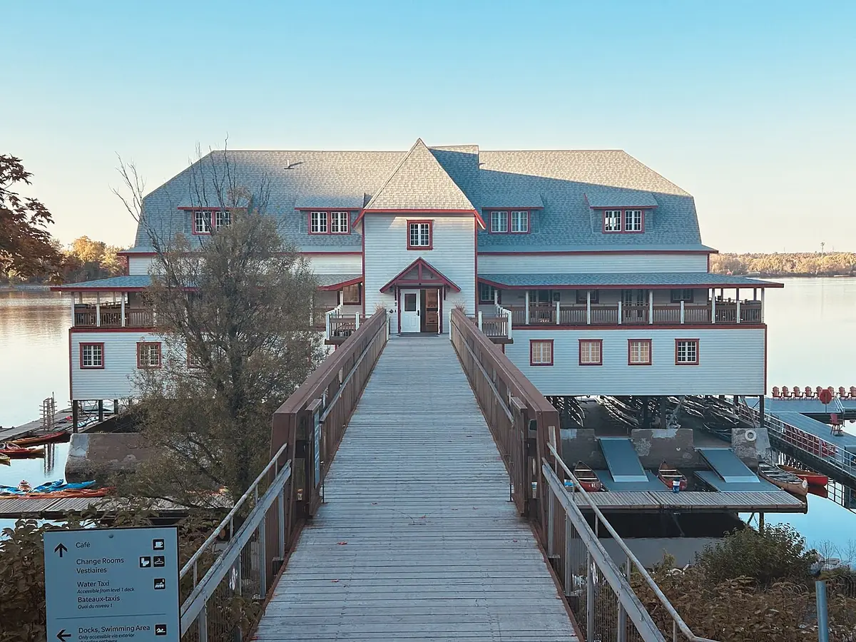Le restaurant Rockcliffe Boathouse sur l’eau, accessible par une longue jetée en bois