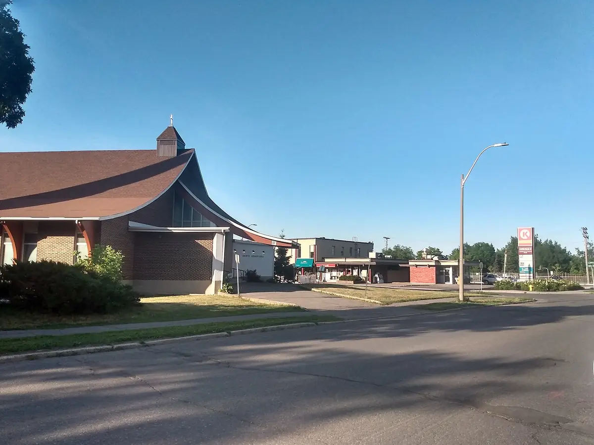 La paroisse Sainte-Geneviève, son toit en A et sa modeste flèche, au coin d’une rue d’Ottawa