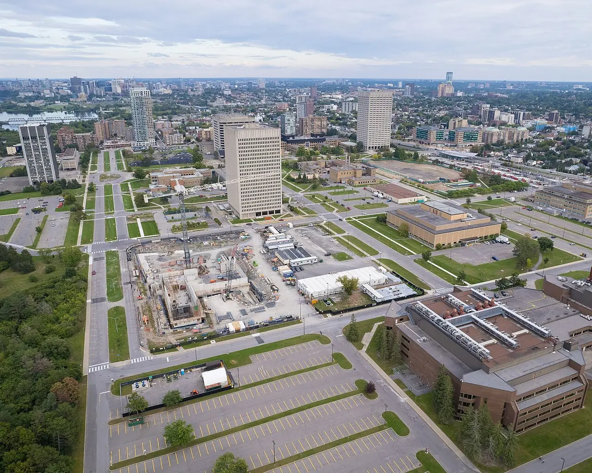 Des toits et des rues bordées d’arbres dans un quartier d’Ottawa, vus du ciel