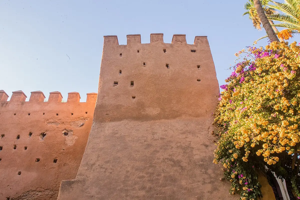 Les remparts de la médina d’Oujda, ornés de fleurs et de palmiers