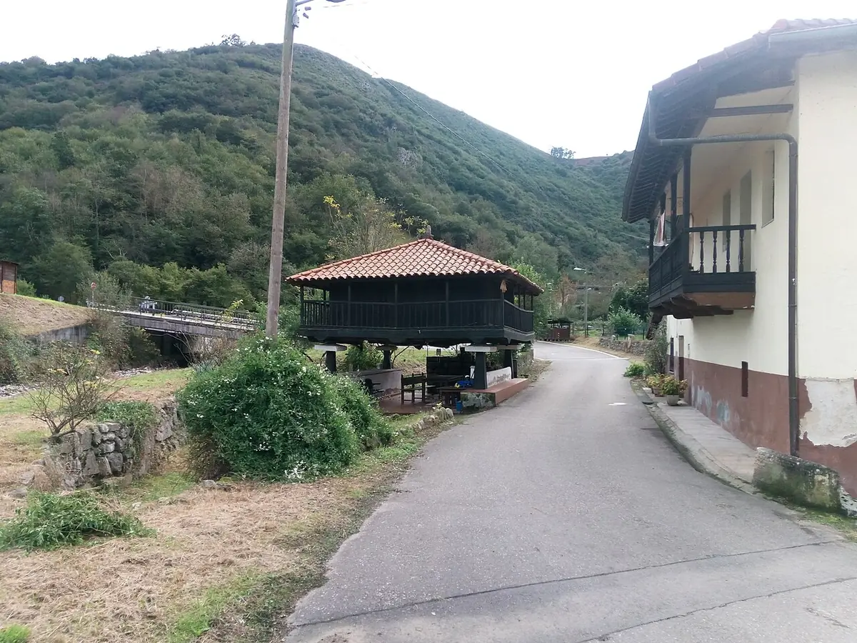 Une rue de village avec un hórreo traditionnel près d’Oviedo
