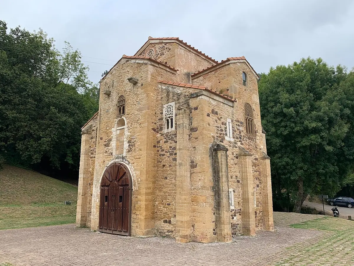 L’église préromane de San Miguel de Lillo, joyau de l’art asturien à Oviedo