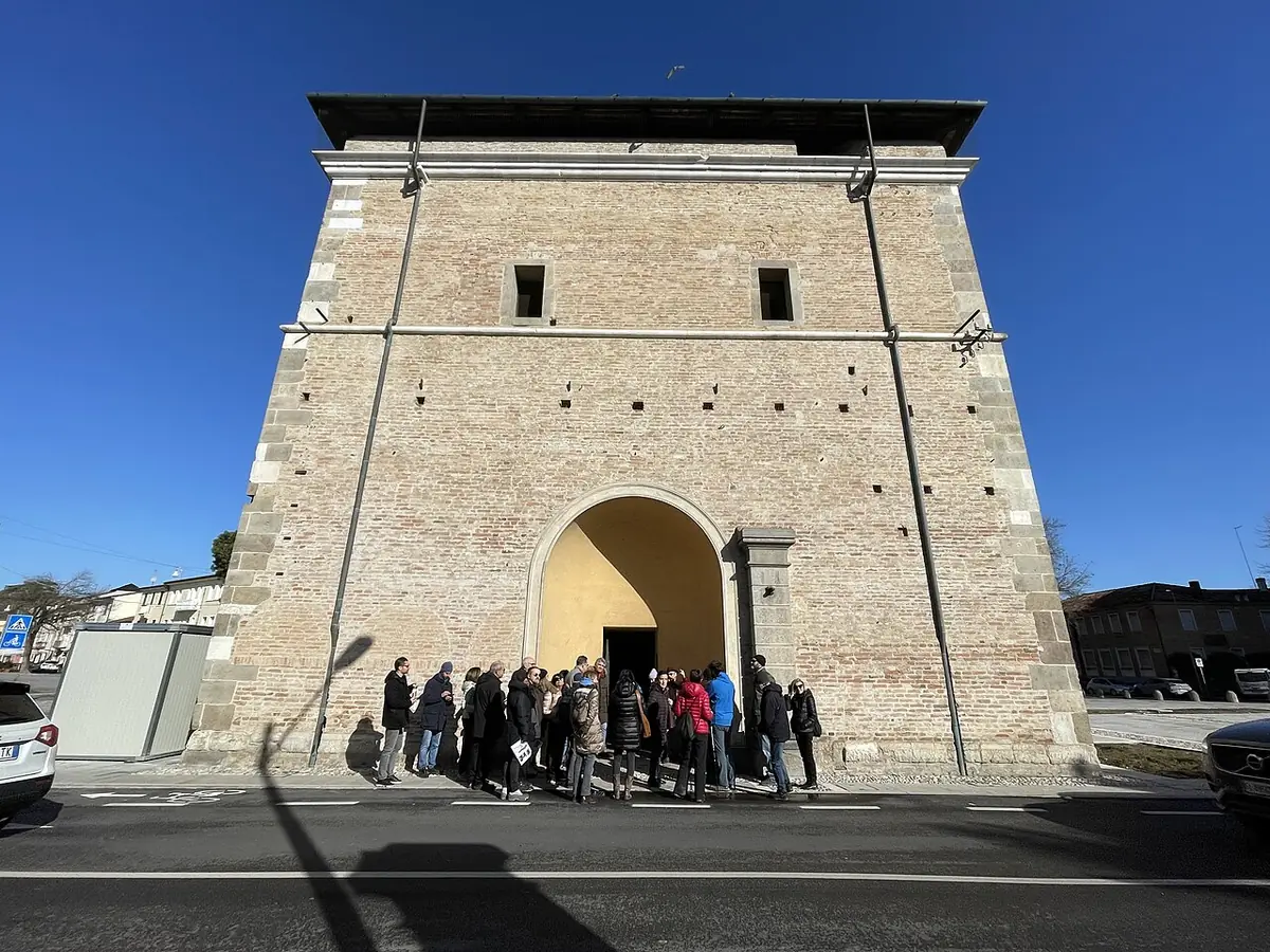 La porte Liviana, grande tour-porte en brique à Padoue, sous un ciel bleu