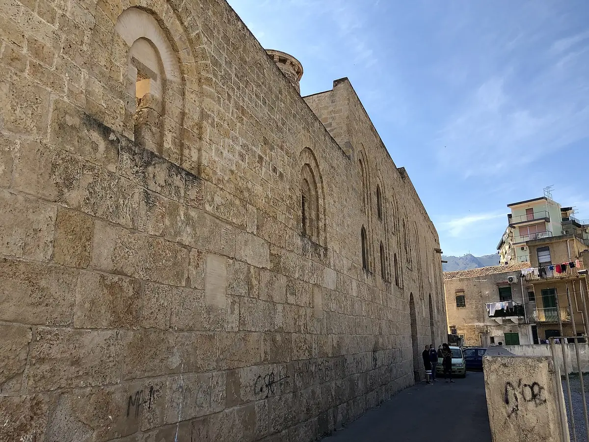 Le Castello di Maredolce, ancien château normand dans une rue de Palerme