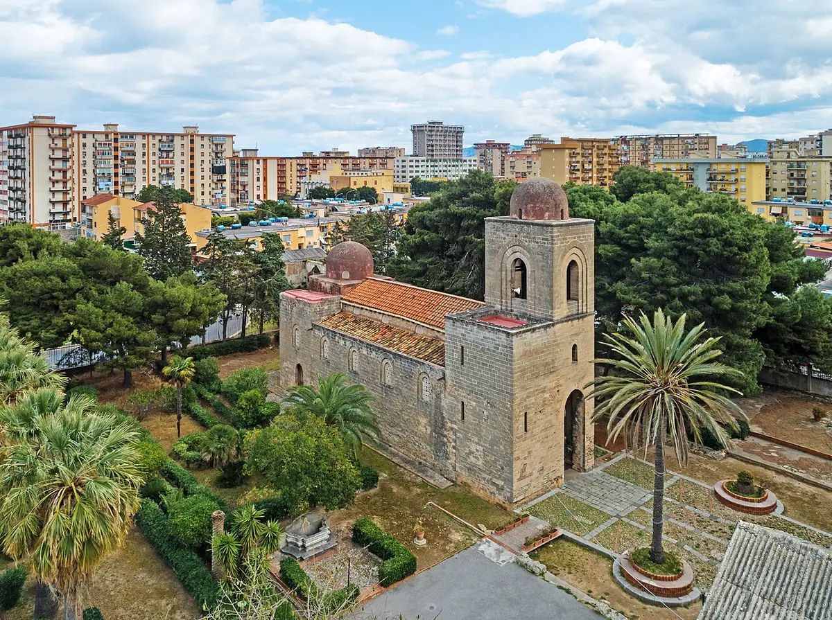 Vue aérienne de l’église normande de San Giovanni dei Lebbrosi, entourée des toits de Palerme