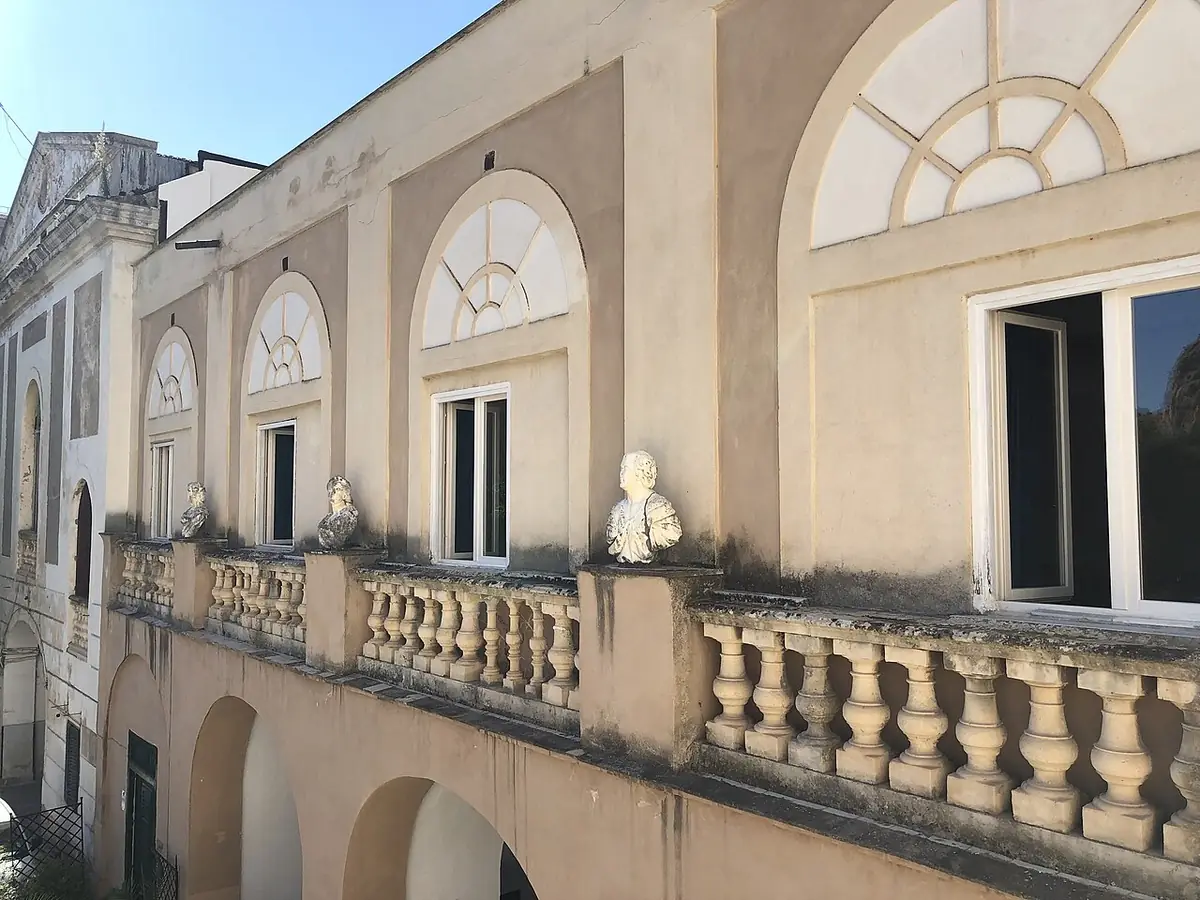 La façade à balustrade de la Villa Airoldi à Palerme