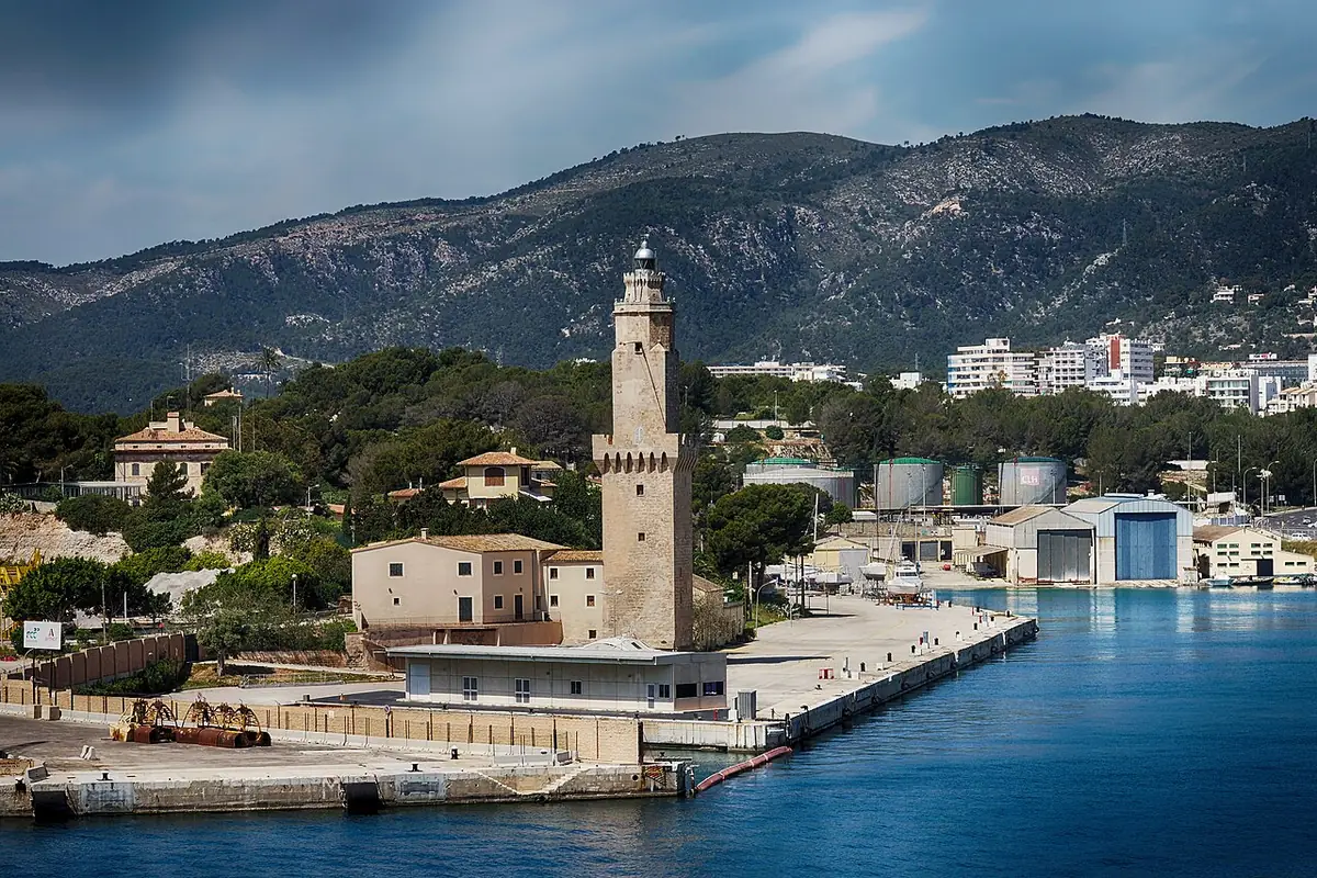 La tour de Porto Pi au bord du port de Palma, collines et immeubles en arrière-plan