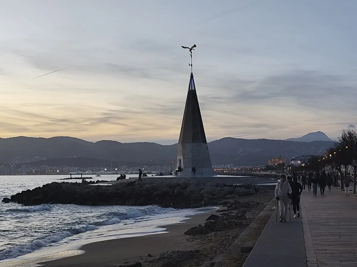 Promenade du Molinar à Palma et monument Rosa dels Vents au crépuscule, montagnes au loin