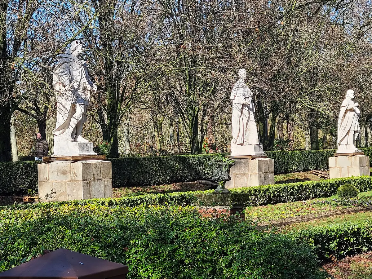 Statues des rois de Navarre alignées entre des haies dans le parc de la Taconera