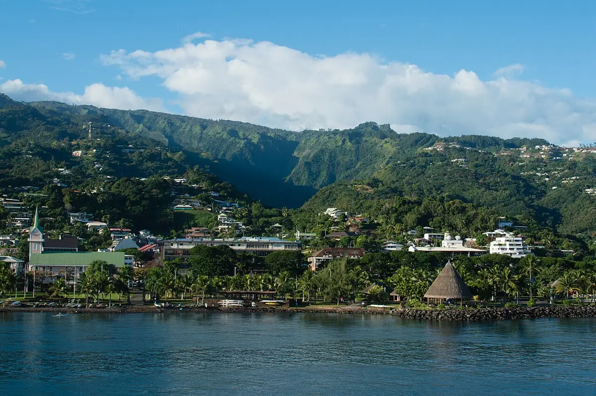 Le parc Pā’ōfa’i au bord de l’eau à Papeete, montagnes de Tahiti derrière
