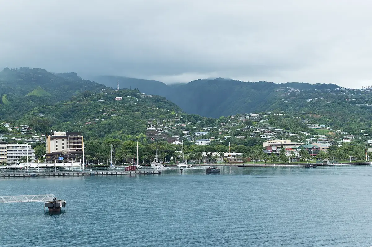 La rade de Papeete vue depuis la mer, avec la ville au pied des montagnes verdoyantes