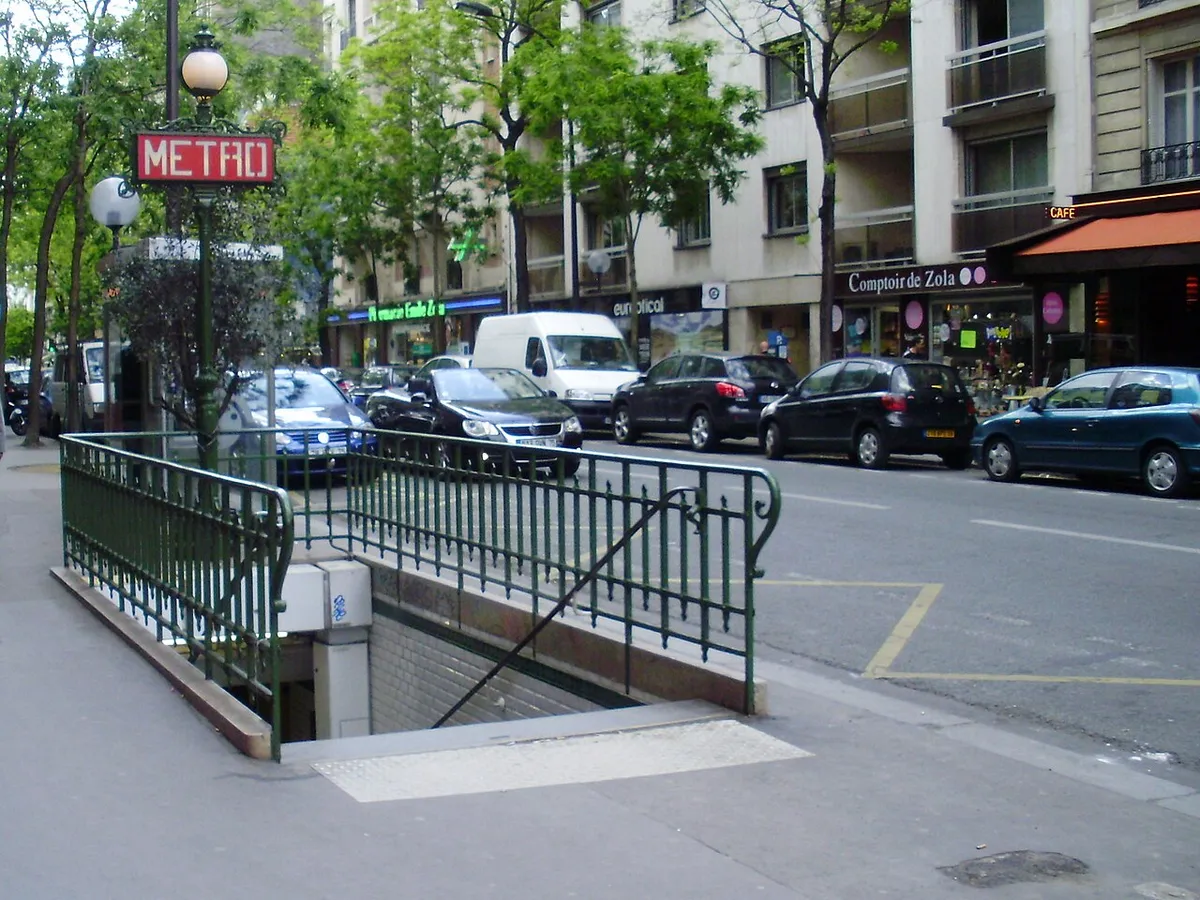 Une des entrées de la station « Avenue Émile Zola » du métro de Paris