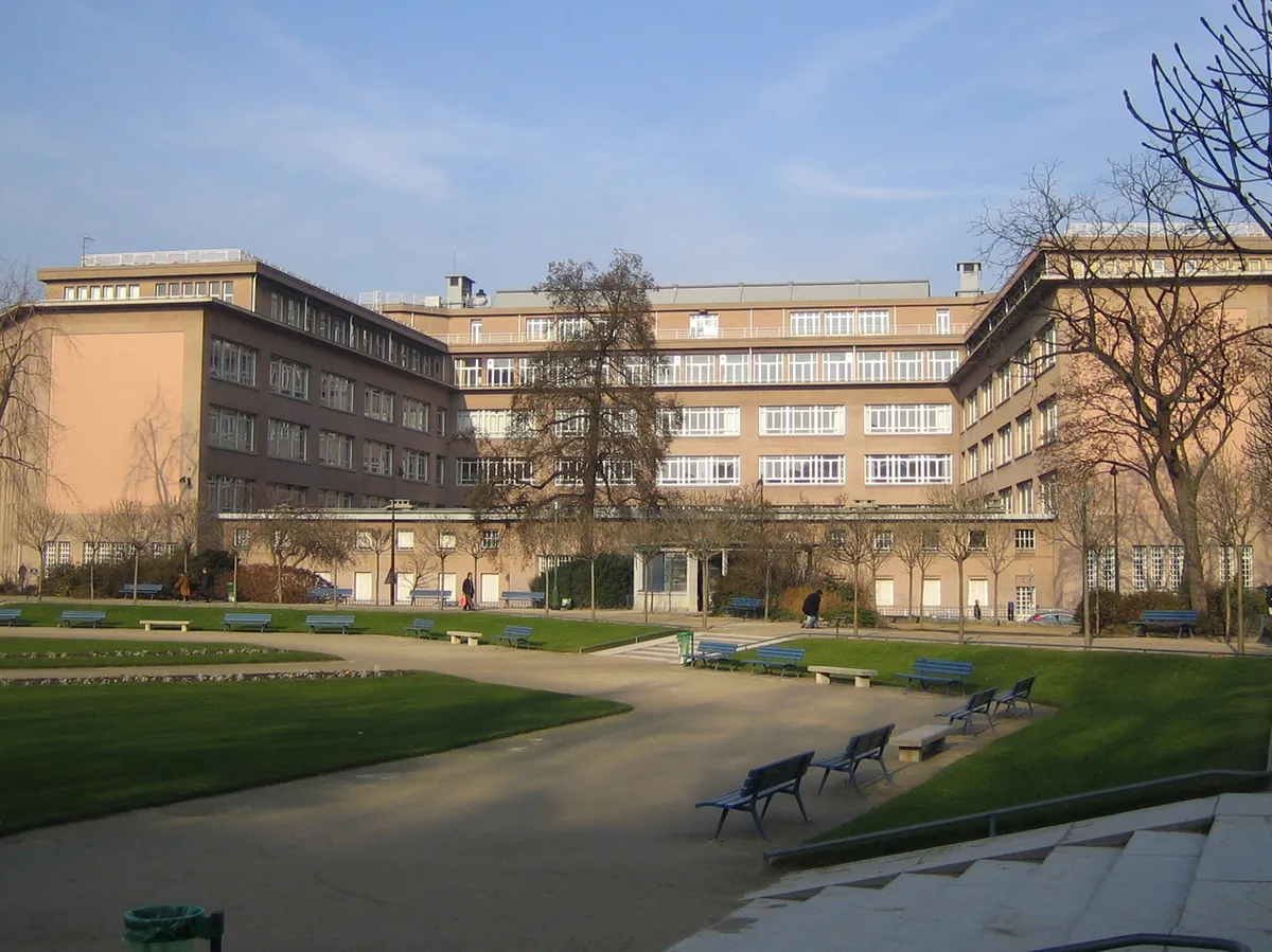 Vue du lycée Camille Sée depuis le square Saint-Lambert