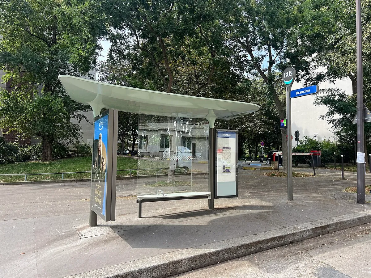 Arrêt de bus Brancion, avenue Albert Bartholomé, Paris.