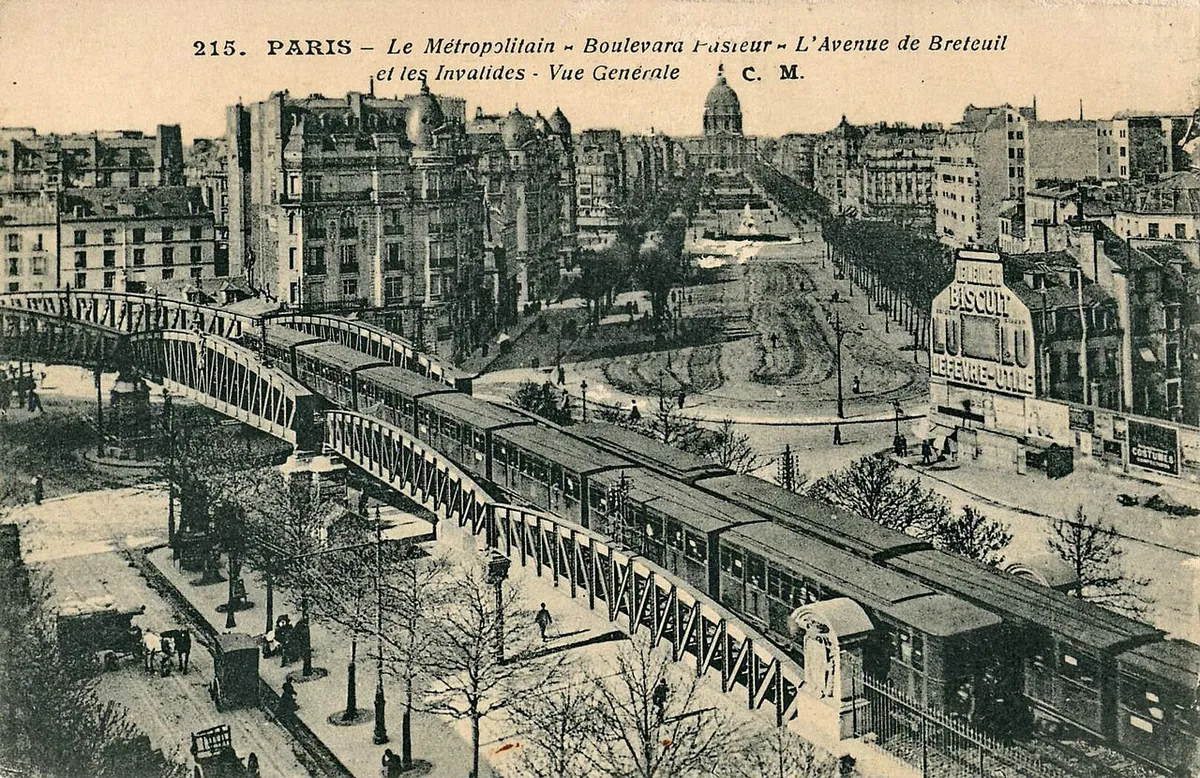 Carte postale ancienne éditée par CM, n° 215 : Le Métropolitain - Boulevard Pasteur - Avenue de Breteuil et les Invalides - Vue générale