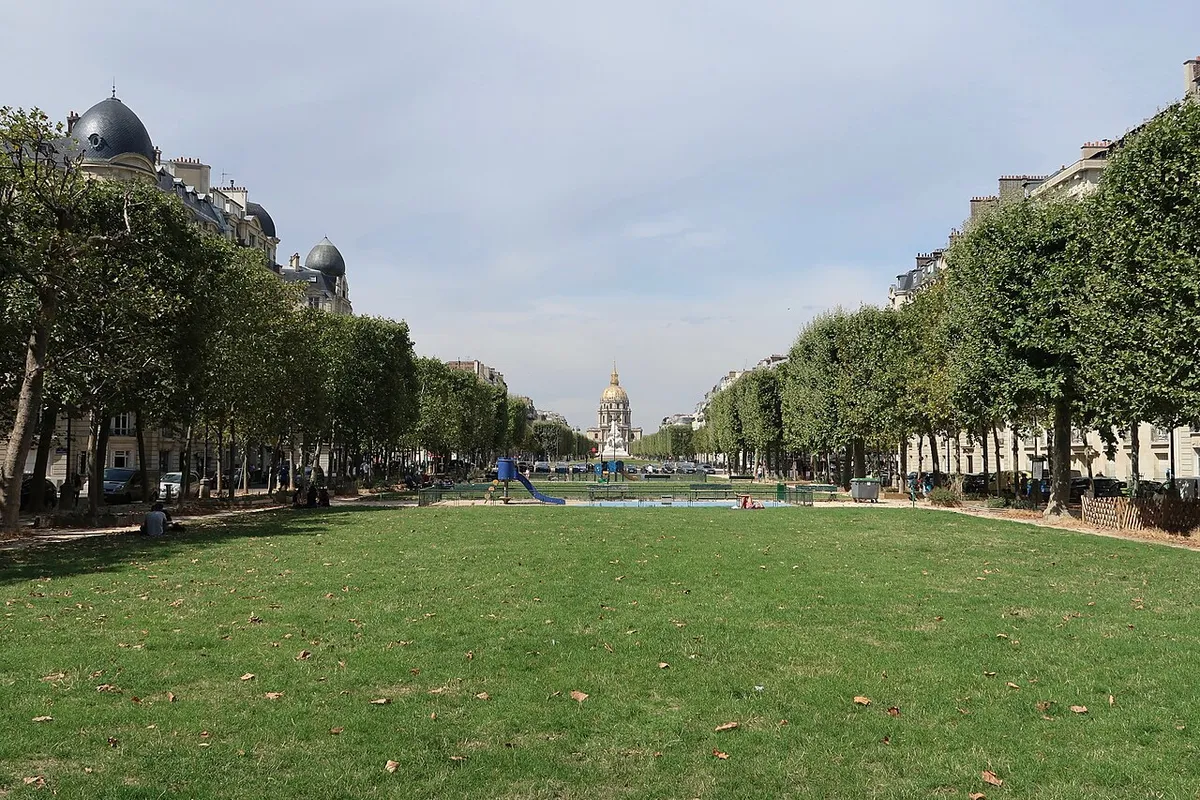 Promenade de l'avenue de Breteuil (Paris, 15e). Vue nord vers les Invalides.
