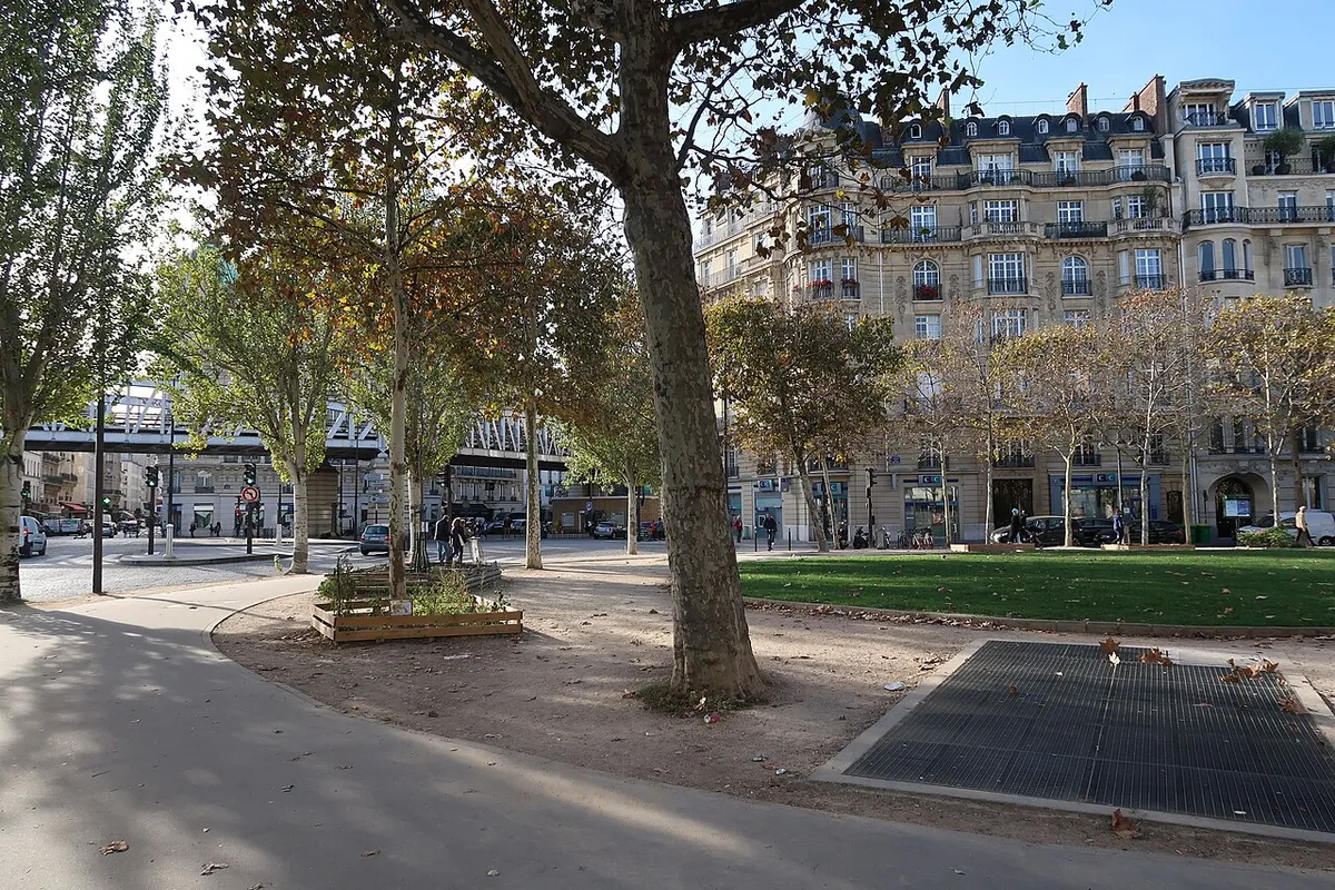Avenue de Breteuil, au croisement avec la place Henri-Queuille (Paris, 15e).