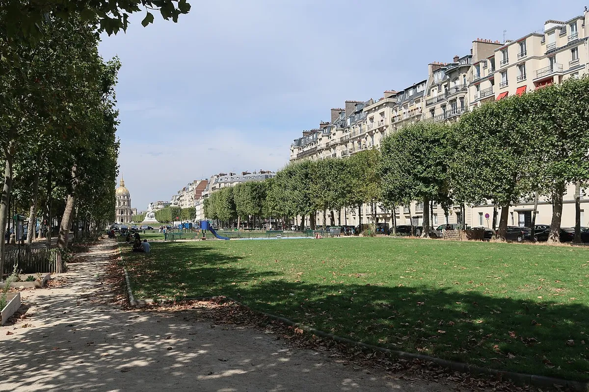 Promenade de l'avenue de Breteuil (Paris, 15e). Vue nord vers les Invalides.