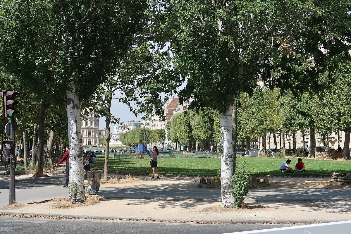 Promenade de l'avenue de Breteuil (Paris, 15e). Vue nord vers les Invalides.