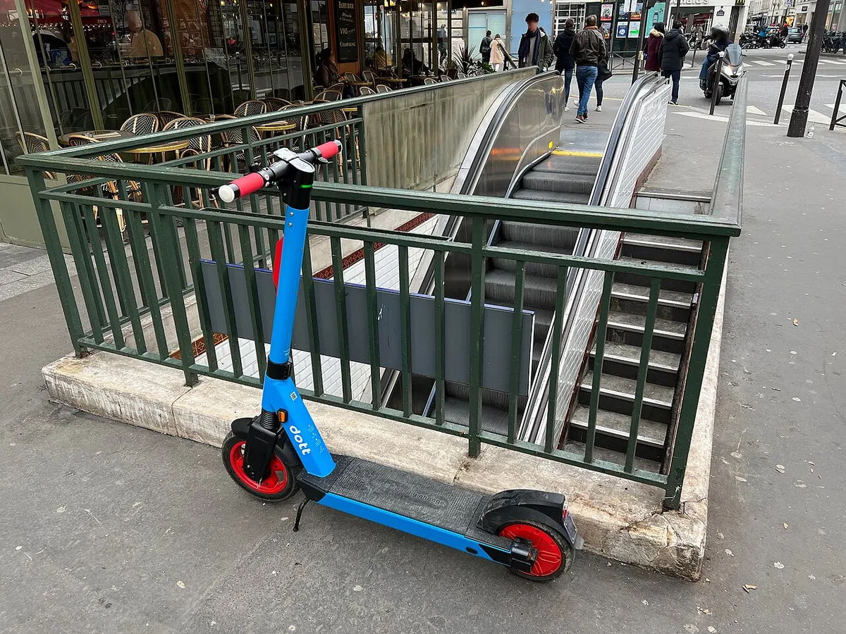 Accès de la station de métro La Motte-Picquet - Grenelle, avenue de la Motte-Picquet, Paris.