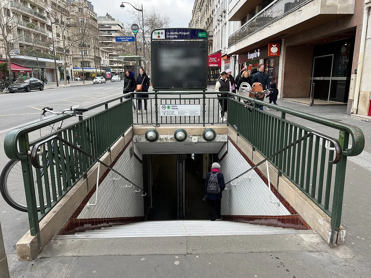 Accès de la station de métro La Motte-Picquet - Grenelle, avenue de la Motte-Picquet, Paris.