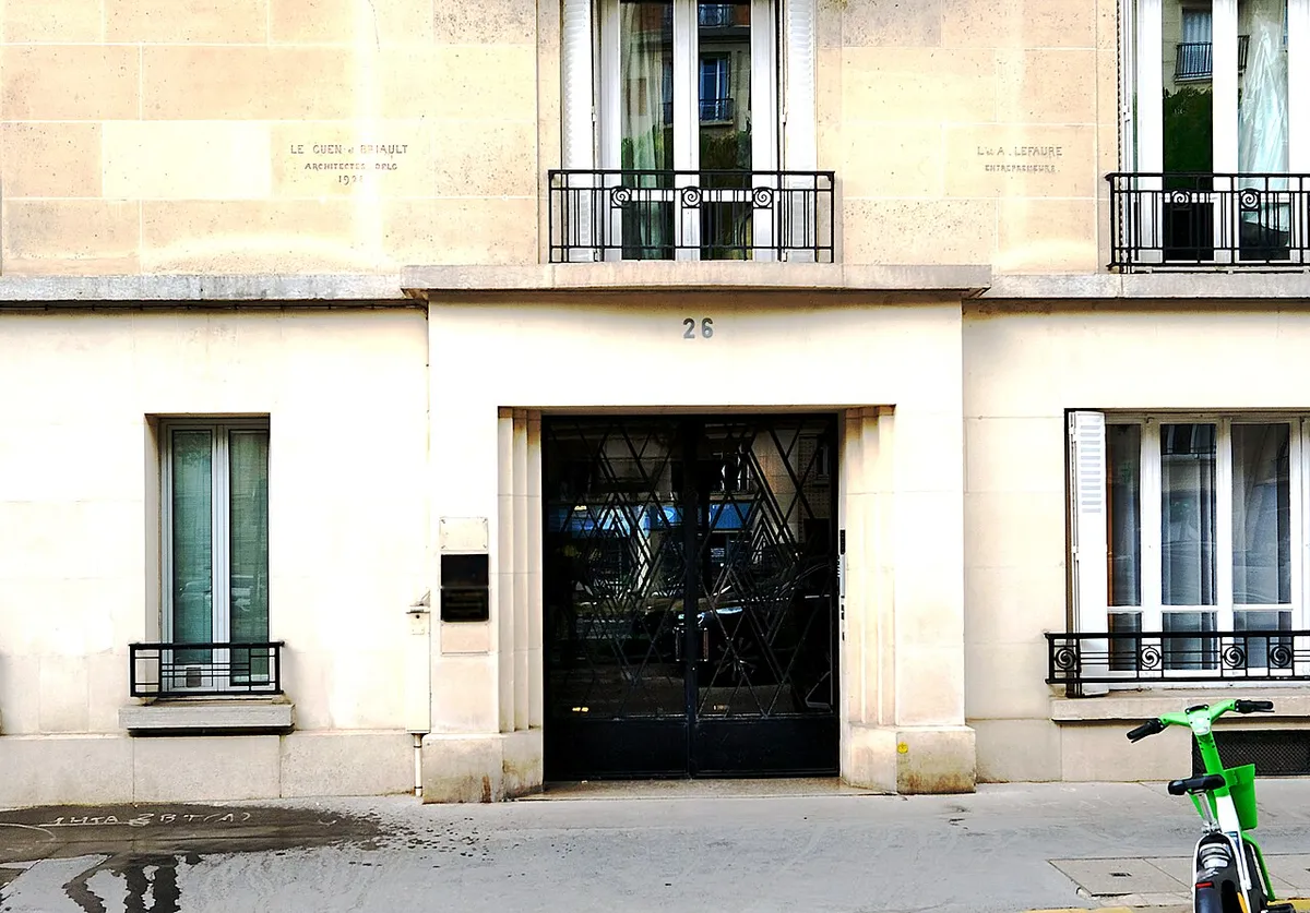 Avenue de Lowendal (n°26 : bâtiment art déco de 1928, réalisé par les architectes Le Guen et Briault ; il est signé en façade)