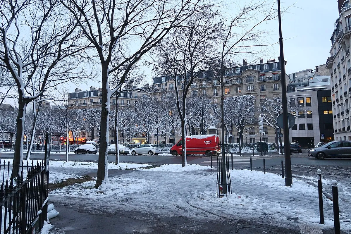 Avenue de Lowendal sous la neige (Paris, 15e).