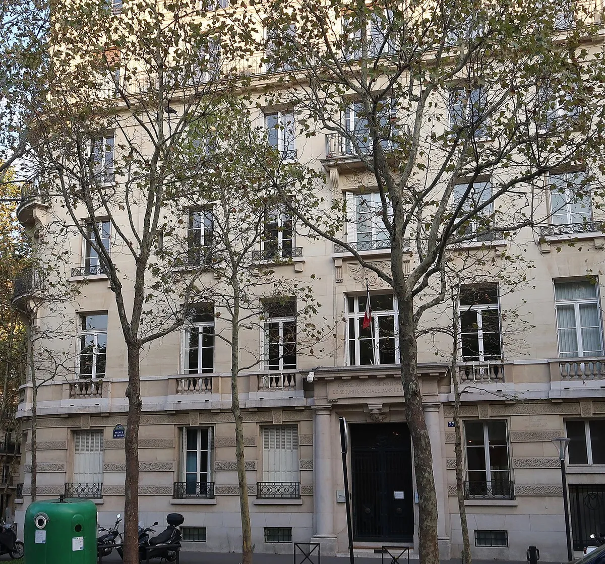 77 avenue de Ségur (Paris 15e). Inscription au fronton : « Caisse autonome nationale de Sécurité sociale dans les mines ».