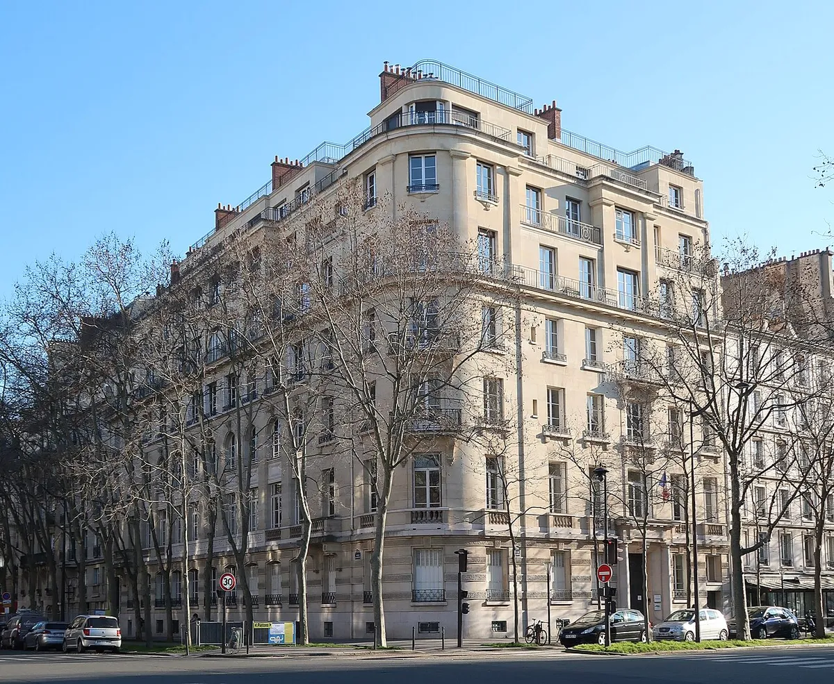 77 avenue de Ségur, à l'angle avec le 136 avenue de Suffren (Paris 15e).
