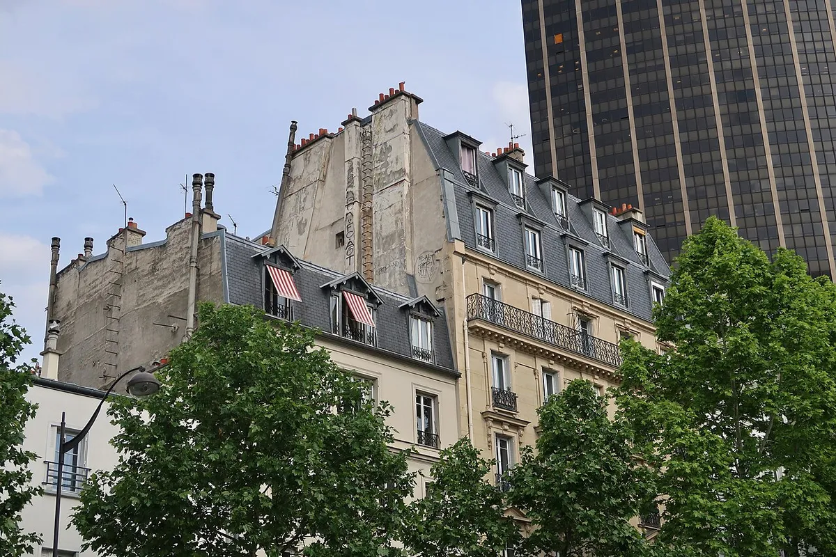 Toits de l'avenue du Maine (numéros 25 et 27) et bout de la tour Montparnasse, XVe arrondissement Paris, France.